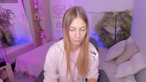 Snapshot of freya_bloss chatting on July 20, 2026, 8:17 am Laura online show from July 20, 2026, 8:17 am