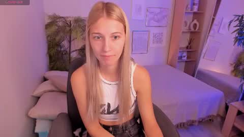 Snapshot of freya_bloss chatting on August 3, 2026, 8:35 am Laura online show from August 3, 2026, 8:35 am