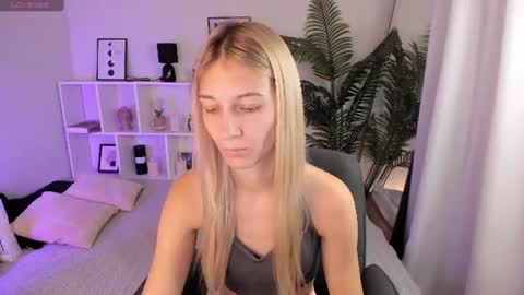 Snapshot of freya_bloss chatting on August 5, 2026, 6:16 am Laura online show from August 5, 2026, 6:16 am