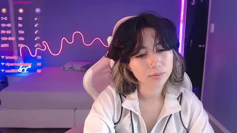 frida_lassi_ online show from March 5, 2025, 3:40 pm