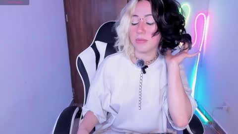 frida_lassi_ online show from November 15, 2025, 9:32 pm