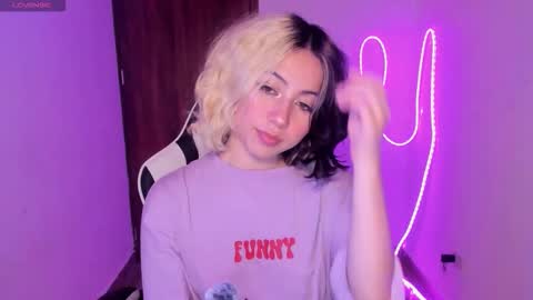 frida_lassi_ online show from November 26, 2025, 11:17 pm