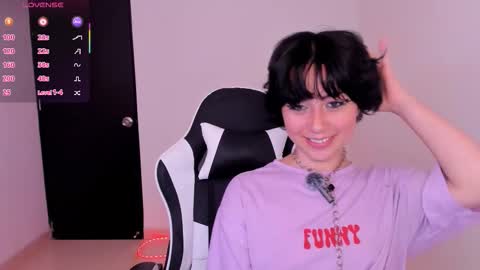 frida_lassi_ online show from January 11, 2026, 10:04 pm