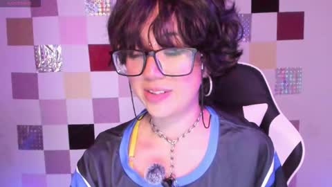 frida_lassi_ online show from March 25, 2026, 9:43 pm