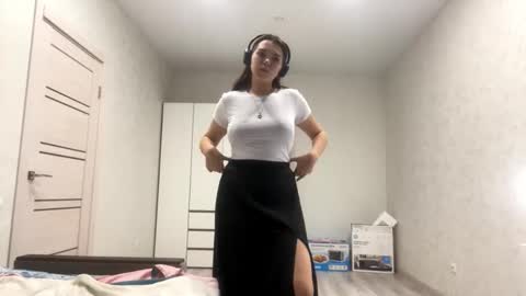 Snapshot of frosted_bloom chatting on September 8, 2025, 3:44 pm Emily online show from September 8, 2025, 3:44 pm