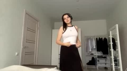Snapshot of frosted_bloom chatting on October 5, 2025, 7:17 am Emily online show from October 5, 2025, 7:17 am