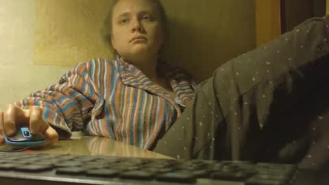 Snapshot of frumcake chatting on December 22, 2025, 12:40 am FrumCake online show from December 22, 2025, 12:40 am