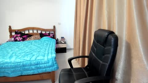 Snapshot of fuckable_one chatting on February 6, 2025, 9:00 am Angelique online show from February 6, 2025, 9:00 am