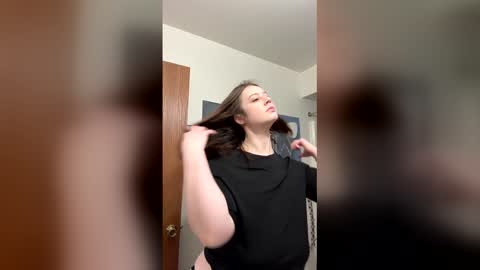 Linnys Palace online show from March 17, 2026, 4:21 pm