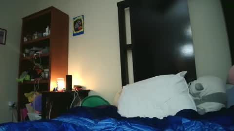 fuzzypeaches87 online show from April 27, 2026, 4:10 am