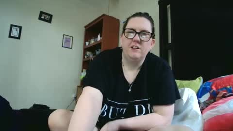 fuzzypeaches87 online show from April 28, 2026, 4:12 pm