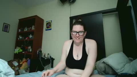 Snapshot of fuzzypeaches87 chatting on May 19, 2026, 2:18 am fuzzypeaches87 online show from May 19, 2026, 2:18 am