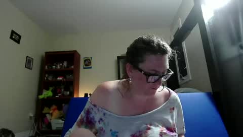 Snapshot of fuzzypeaches87 chatting on June 12, 2026, 5:17 am fuzzypeaches87 online show from June 12, 2026, 5:17 am