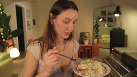 Snapshot of g_ia chatting on January 1, 2025, 5:33 pm G online show from January 1, 2025, 5:33 pm