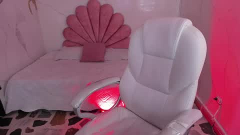 Gaby Owens  online show from April 29, 2026, 9:54 pm