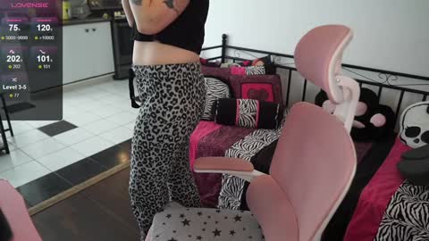 Snapshot of gennyrock chatting on January 26, 2025, 2:41 pm Genny Rock and online show from January 26, 2025, 2:41 pm