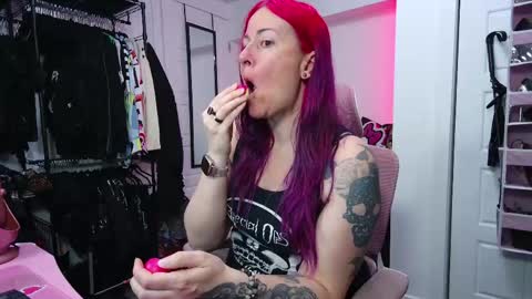 Snapshot of gennyrock chatting on May 5, 2026, 4:15 pm Genny Rock and online show from May 5, 2026, 4:15 pm