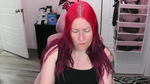 Snapshot of gennyrock chatting on June 4, 2026, 12:33 pm Genny Rock and online show from June 4, 2026, 12:33 pm