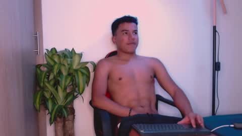 Snapshot of george_cams1 chatting on December 22, 2024, 9:42 pm Jorge online show from December 22, 2024, 9:42 pm