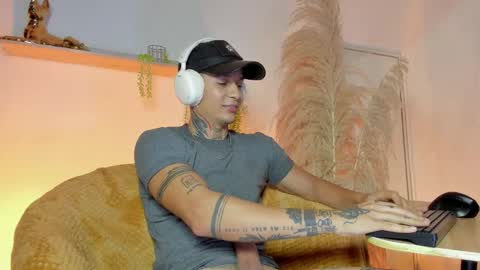 independent model online show from September 16, 2025, 12:55 am