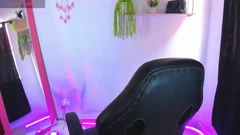 giaaaa   online show from September 9, 2025, 5:56 pm