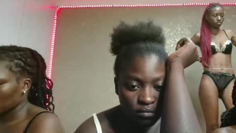 Gianna online show from November 23, 2025, 5:02 pm