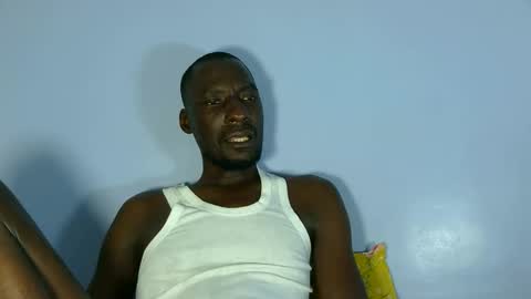Snapshot of giant_couple chatting on May 28, 2026, 2:03 pm giant_couple online show from May 28, 2026, 2:03 pm