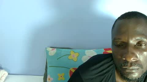Snapshot of giant_couple chatting on July 6, 2026, 12:18 am giant_couple online show from July 6, 2026, 12:18 am