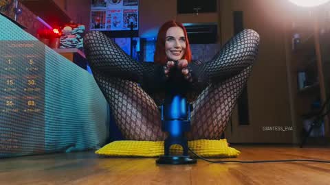 Snapshot of giantess_eva chatting on January 10, 2025, 7:35 am Eva online show from January 10, 2025, 7:35 am