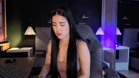 Gia online show from November 19, 2025, 2:28 pm