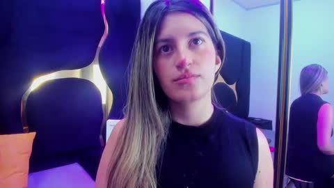 GiaRoussel online show from September 16, 2025, 3:13 pm