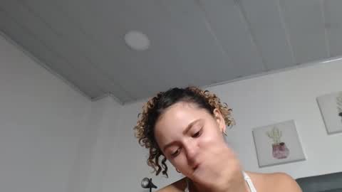 Giia  online show from November 18, 2025, 2:43 pm