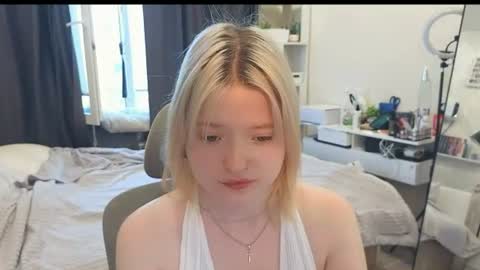Snapshot of gimmergirls_ chatting on July 15, 2026, 4:07 am Klara online show from July 15, 2026, 4:07 am