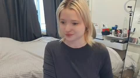 Snapshot of gimmergirls_ chatting on July 17, 2026, 2:18 am Klara online show from July 17, 2026, 2:18 am