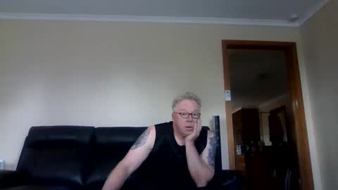 gimmmieoooo online show from September 14, 2025, 3:16 am