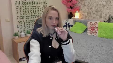 Snapshot of gina_lovelyy chatting on May 8, 2026, 1:00 am Gina online show from May 8, 2026, 1:00 am