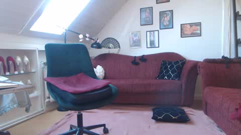 Snapshot of ginablondecam chatting on March 3, 2025, 2:04 pm Gina online show from March 3, 2025, 2:04 pm