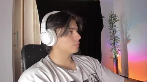 Snapshot of gio_russo chatting on May 13, 2026, 9:33 pm GioRusso online show from May 13, 2026, 9:33 pm