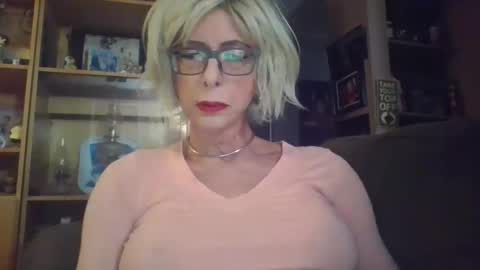 Snapshot of girlinrock chatting on November 4, 2025, 1:38 am Girlinrock online show from November 4, 2025, 1:38 am