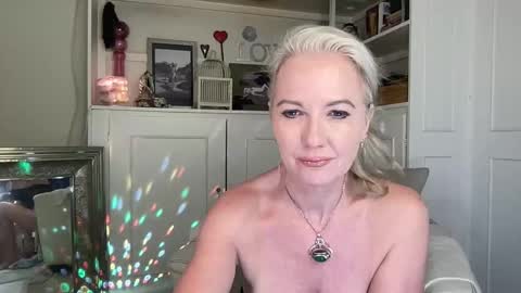 Snapshot of gl1tter_barbie chatting on November 2, 2025, 7:11 am Gl1tter Barbie online show from November 2, 2025, 7:11 am