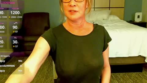 Snapshot of glam_cat chatting on December 5, 2024, 5:37 am Gwendolyn online show from December 5, 2024, 5:37 am