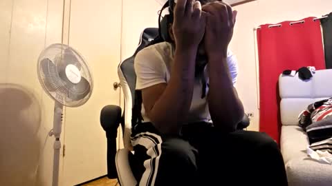 glomightyj online show from February 1, 2026, 1:37 am