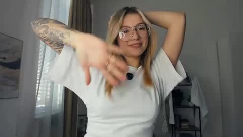 Snapshot of glossybabe_ chatting on June 21, 2026, 8:17 am Cherry online show from June 21, 2026, 8:17 am