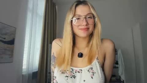 Snapshot of glossybabe_ chatting on June 22, 2026, 9:50 am Cherry online show from June 22, 2026, 9:50 am