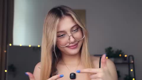 Snapshot of glossybabe_ chatting on July 5, 2026, 10:11 am Cherry online show from July 5, 2026, 10:11 am