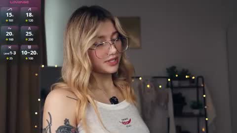 Snapshot of glossybabe_ chatting on July 8, 2026, 8:41 am Cherry online show from July 8, 2026, 8:41 am