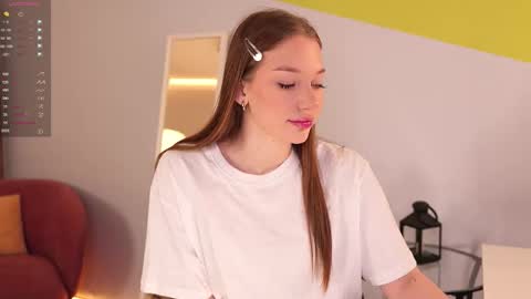 Snapshot of glowwww_ chatting on November 4, 2025, 4:17 pm Eloise online show from November 4, 2025, 4:17 pm