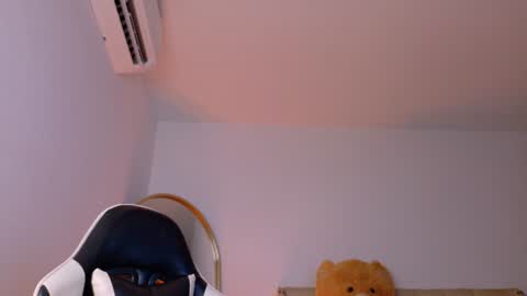 Snapshot of goddess_ariluz chatting on July 6, 2026, 12:29 am Ariluz online show from July 6, 2026, 12:29 am
