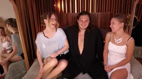   330 UTC2 girls   online show from February 6, 2026, 4:28 am