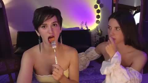 Snapshot of goddess_marylin chatting on July 9, 2026, 5:44 am 330 UTC2 girls online show from July 9, 2026, 5:44 am